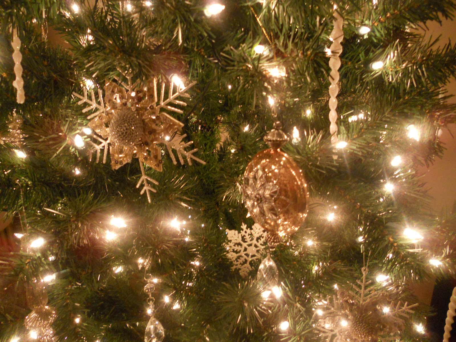White Christmas Tree Lights Wallpaper O christmas tree