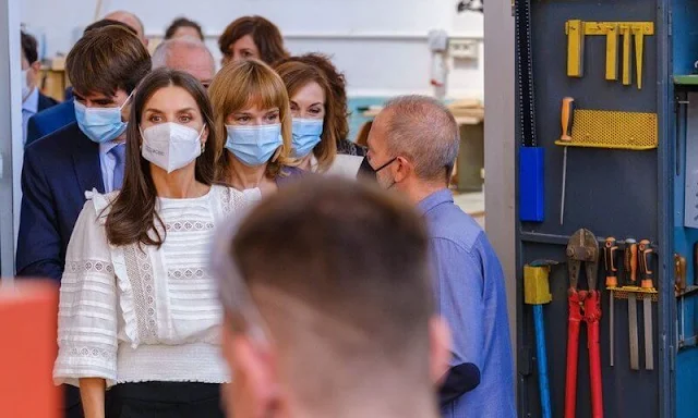 Queen Letizia wore a new white blouse from Uterqüe. Hugo Boss trousers. Isabel Abdo shoes suede black pumps