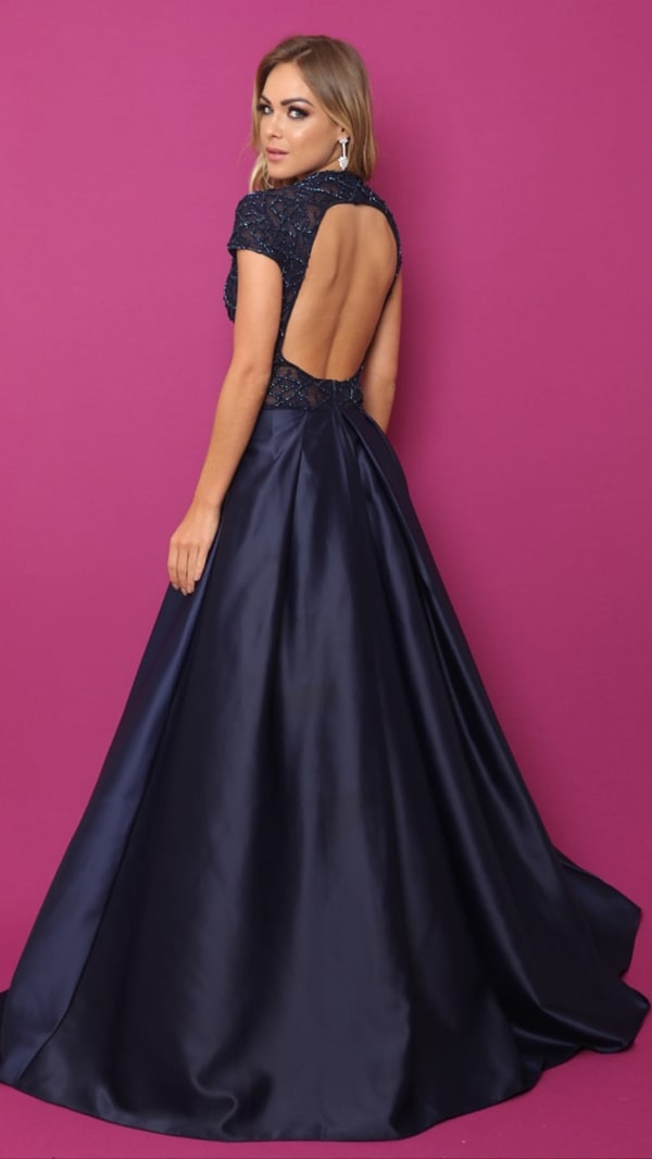 vestido de festa longo azul marinho estilo princesa com decote nas costas