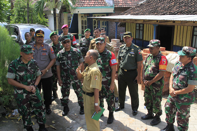 Aster Kasdam V/Brawijaya Kunjungi Lokasi TMMD 107 Mojokerto Mojokerto, - Asisten Teritorial (Aster) Kasdam V/Brawijaya Kolonel Inf Singgih Pambudi Arinto, S.IP., MM., di lokasi TNI Manunggal Membangun Desa (TMMD) Ke-107 TA. 2020 Desa Mojolebak Kecamatan Jetis Kabupaten Mojokerto, Jawa Timur, Senin (16/03/2020). - Kedatangan Aster Kasdam V/Brawijaya bersama LO TNI AL Kodam V/Brawijaya Kolonel Mar Sugiarto, disambut Kasrem 082/CPYJ Letkol Arm Beni Sutrisno, S.Sos., dan Dandim 0815/Mojokerto Letkol Inf Dwi Mawan Sutanto, SH., selaku Dansatgas TMMD Ke-107 Kodim 0815/Mojokerto. Saat dikonfirmasi, Dandim 0815/Mojokerto Letkol Inf Dwi Mawan Sutanto, SH., mengungkapkan, kehadiran Aster Kasdam V/Brawijaya di Lokasi TMMD Desa Canggu dan Desa Mojolebak Kecamatan Jetis Kabupaten Mojokerto, untuk meninjau secara langsung pelaksanaan TMMD Ke-107 TA. 2020. Dikatakan Letkol Inf Dwi Mawan Sutanto, SH., dalam TMMD Reguler Ke-107 TA.2020 bertema “Pengabdian Untuk Negeri”, akan berlangsung selama 32 hari, mulai hari ini, (Senin, 16/03) hingga 14 April mendatang. “Dalam kurun waktu tersebut, Satgas TMMD harus menuntaskan sejumlah sasaran, baik fisik maupun non fisik,” tegasnya. Pantauan di lapangan, saat kunjungan tersebut, Aster Kasdam V/Brawijaya menerima paparan dari Dan SSK TMMD 107 Kapten Inf Ansori, asal Satuan Yonif Mekanis 52i/DY Kediri, di Balai Desa Mojolebak, Kecamatan Jetis. Usai menerima paparan dari Dan SSK, dengan didampingi Kasrem 082/CPYJ, Dansatgas TMMD 107 Mojokerto, Kolonel Inf Singgih Pambudi Arinto, S.IP., MM., melakukan peninjauan lokasi yang menjadi sasaran fisik pada TMMD kali ini, yakni Perpustakaan SDN Mojolebak, Musholla Miftakunnur, Jalan Lingkungan dan Jalan Usaha Tani. Tampak hadir dalam kegiatan, antara lain, Kasiter Korem 082/CPYJ Letkol Arm Drs. Syafe'i, Kasdim 0815/Mojokerto Mayor Inf M. Jenal Arifin, Pasibakti Sterrem 082/CPYJ Mayor Inf I Komang Dharma Laksamana, ST., Kapolsek Jetis Kompol Subiyanto, SH., Para Danramil dan Perwira Staf Kodim 0815, OPD Pemkab Mojokerto, dan Kades Mojolebak, Ahmad Rianto. (Jayak)