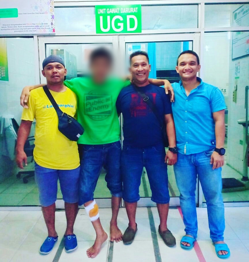 SAL, pelaku pencurian dengan kekerasan (kaus hijau) diapit Ipda Gunawan Sinurat dan anggota usai mendapat perawatan medis. SAL, pelaku pencurian dengan kekerasan (kaus hijau) diapit Ipda Gunawan Sinurat dan anggota usai mendapat perawatan medis.