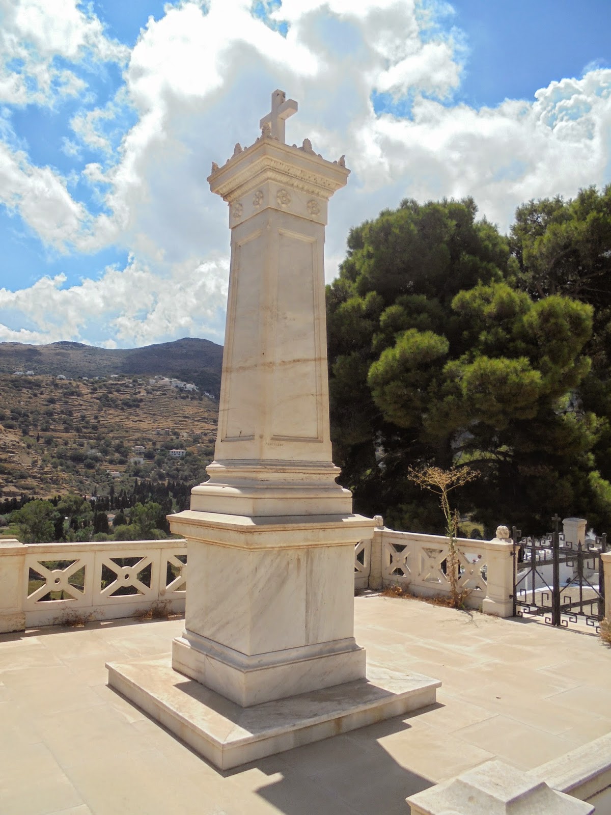 το ταφικό μνημείο του Ανδρέα Εμπειρίκου στο νεκροταφείο της Άνδρου