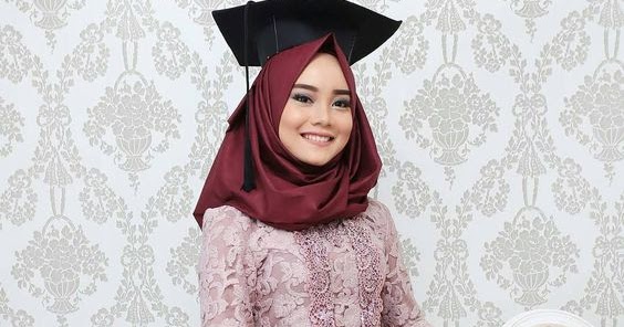 16+ Inspirasi Penting Model Kebaya Wisuda 2021 Hijab Untuk ...