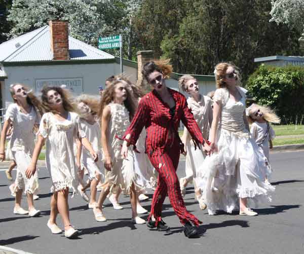 6 Steps to Making the Coolest Undead Zombie Costume HALLOWEEN DIY