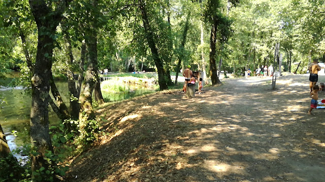 Famílias no parque fluvial de Felinhos