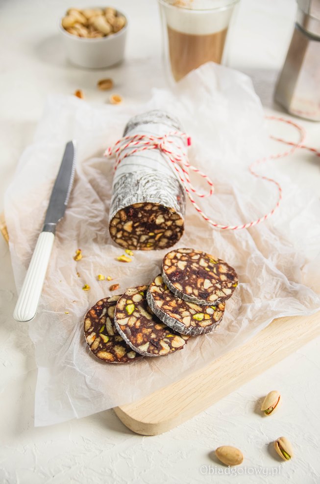 Obiad gotowy! Czekoladowe salami z orzechami i żurawiną
