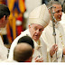 El papa Francisco decreta que los cardenales y altos funcionarios del Vaticano no podrán aceptar regalos de más de 48 dólares.