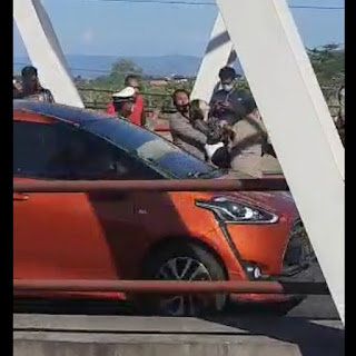 Viral, Wanita Cantik Diduga Akan Lompat Dari Jembatan Tanggulangin Berhasil Diselematkan Para Petugas Polisi 1 20210422 195145
