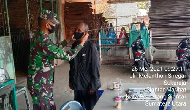 Rasa Kepedulian Personel Jajaran Kodim 0207/Simalungun Laksanakan Pembagian Masker Gratis Kepada Warga Binaan