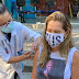 Ingrid Guimarães homenageia Paulo Gustavo ao se vacinar no Rio