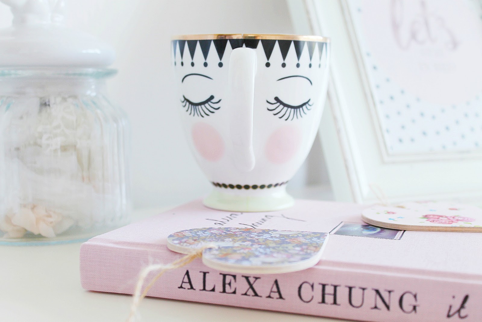 Spring girly desk or bedside table ideas for a girly shabby chic bedroom, how to makeover your room for spring