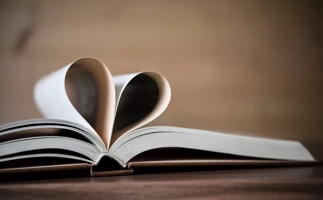 Livro com paginas formando um coração
