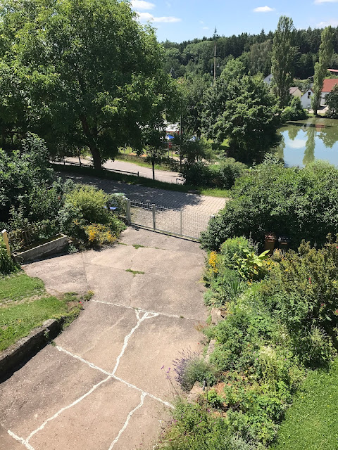 Vorgarten mit Blick auf Dorfweiher Vorgarten mit Blick auf Dorfweiher