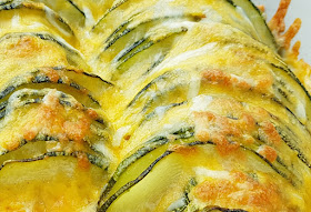 Schnelles Rezept: Zucchini-Scheiben mit Käse überbacken aus dem Backofen. Schnell in eine Auflaufform geschichtet, wird aus überbackenen Zucchini eine super Beilage.