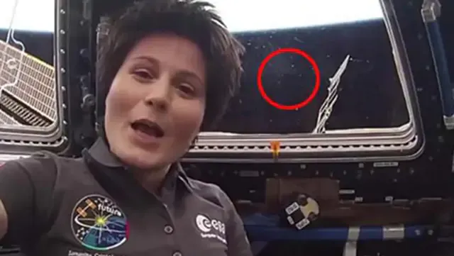 Múltiples OVNIs acelerando cerca de la ISS durante una transmisión en vivo