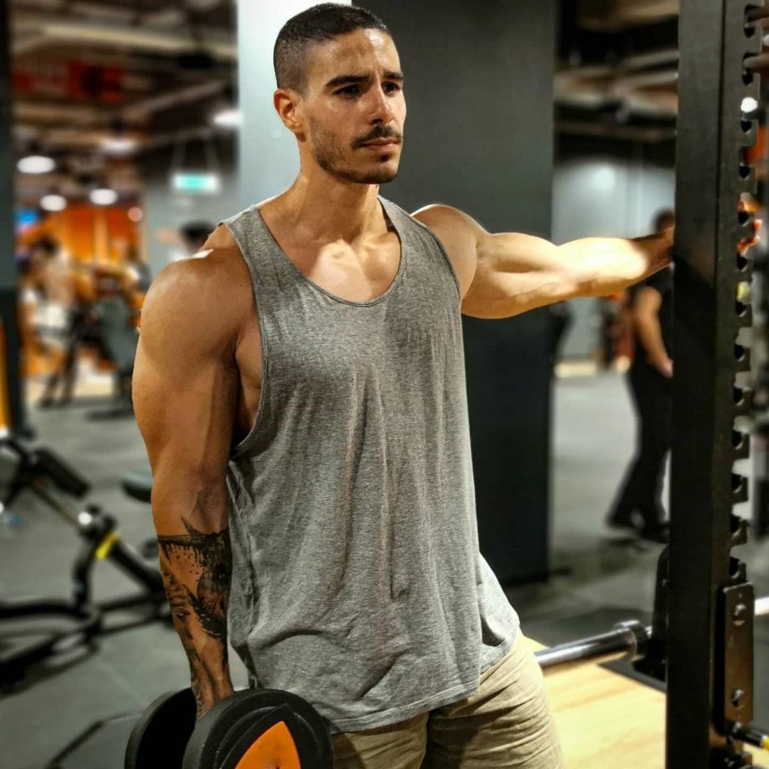 strong-hot-guy-loic-zine-short-hair-masculine-gym-bro-lifting-weights-dilf