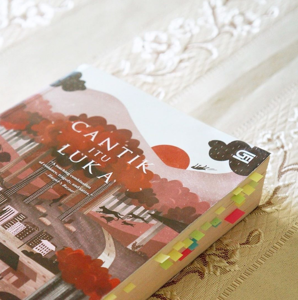 Cover Buku Cantik Itu Luka