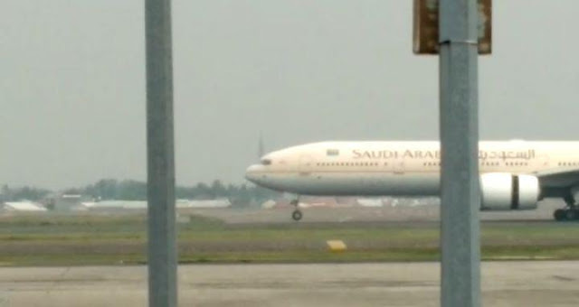 Habib Riziek Shihab Tiba di Bandara Soekarno Hatta, Massa Jemput di Terminal 3 Habib Riziek Shihab Tiba di Bandara Soekarno Hatta, Massa Jemput di Terminal 3