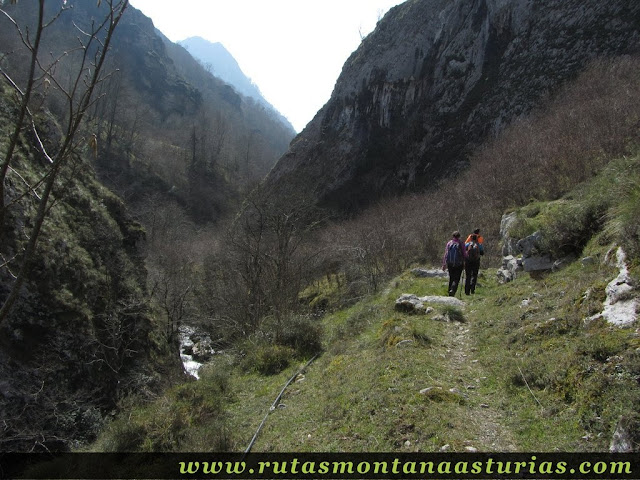 Camino junto el arroyo