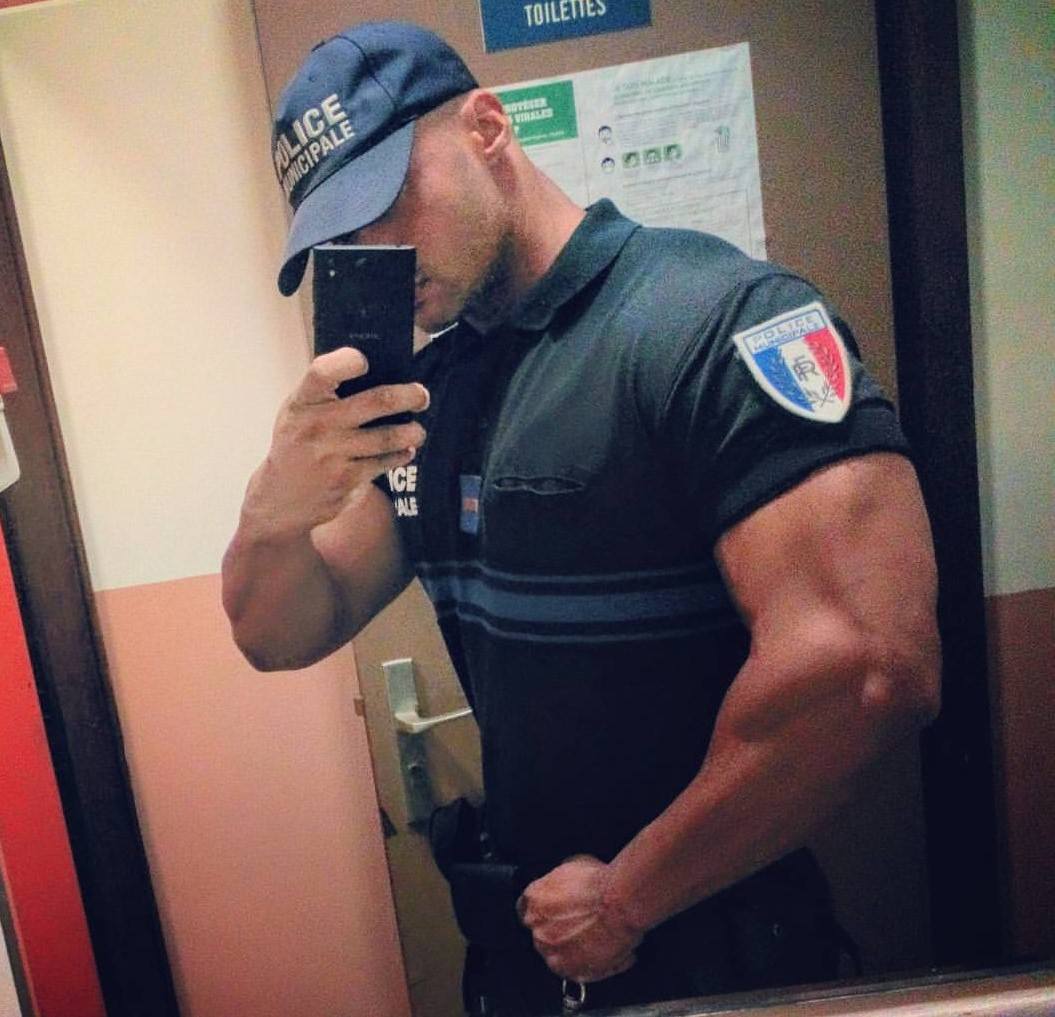 sexy-french-policemen-uniform-muscle-biceps-selfie