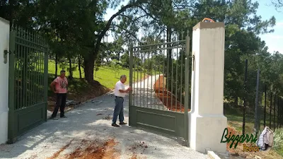 Bizzarri visitando uma obra na sede de uma fazenda em Atibaia-SP onde estamos fazendo a rua de pedra com as guias de pedra folheta e a rua de pedra com o piso de pedrisco. Na foto vistoriando o portão de ferro nos pilares de concreto. 27 de novembro de 2016.