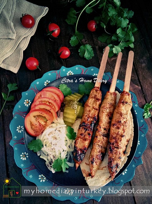 Tavuk / hindi Köfte Kebabı ( Turkish style Chicken or turkey Kofta Kebab, best recipe) | Çitra's Home Diary. #kofta #köftetarifi #turkeyrecipe #meatballrecipe #turkishfoodrecipe #resepmasakanturki #resepkebabturki #turkishkebab #koftakebab #tavukköftesi #kebabayam #chickenkebab #foodphotography #resepmasakanturki