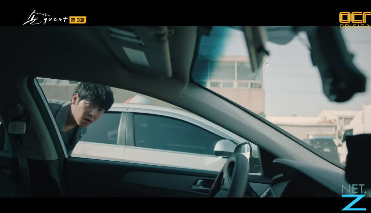 Hwa-pyung who looks into the car