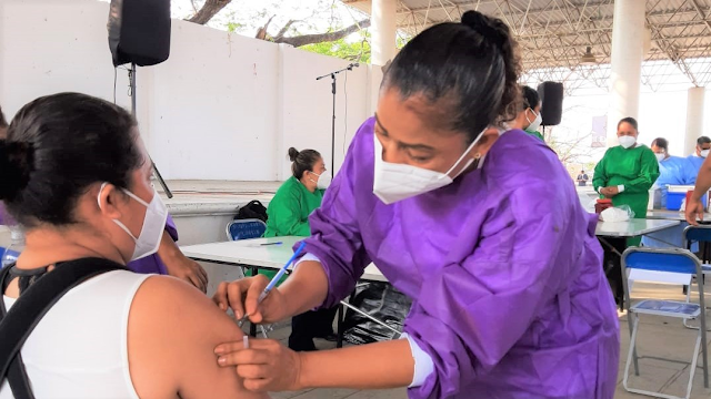 Inicia vacunación a docentes en Pinotepa Nacional