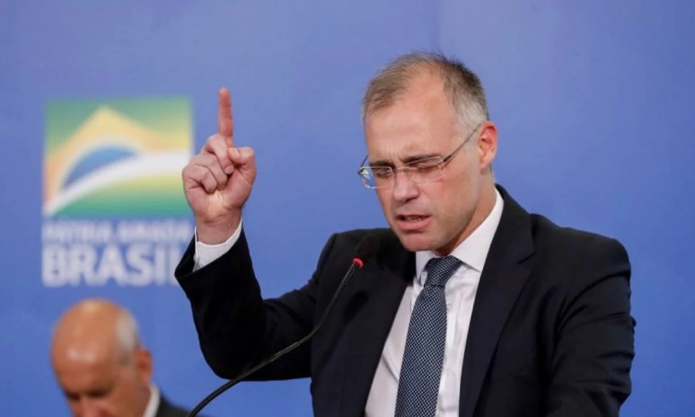 Bolsonaro confirma André Mendonça para vaga no STF, pela primeira vez na história do Brasil o presidente indica um cristão evangélico para o STF andre%2Bmendon%25C3%25A7a%2Borando - Bolsonaro confirma André Mendonça para vaga no STF, pela primeira vez na história do Brasil o presidente indica um cristão evangélico para o STF