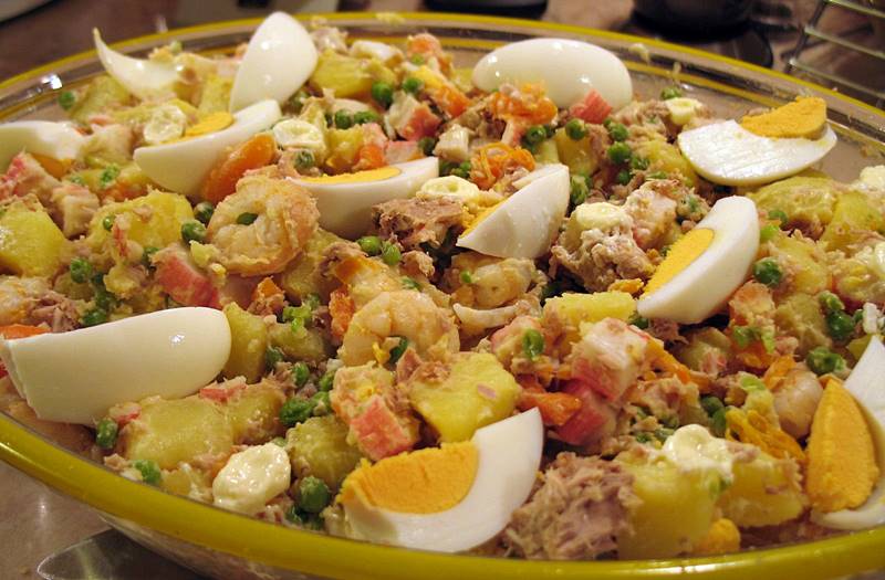Receitas práticas de culinária: Salada Russa com atum, camarão e delicias do mar.