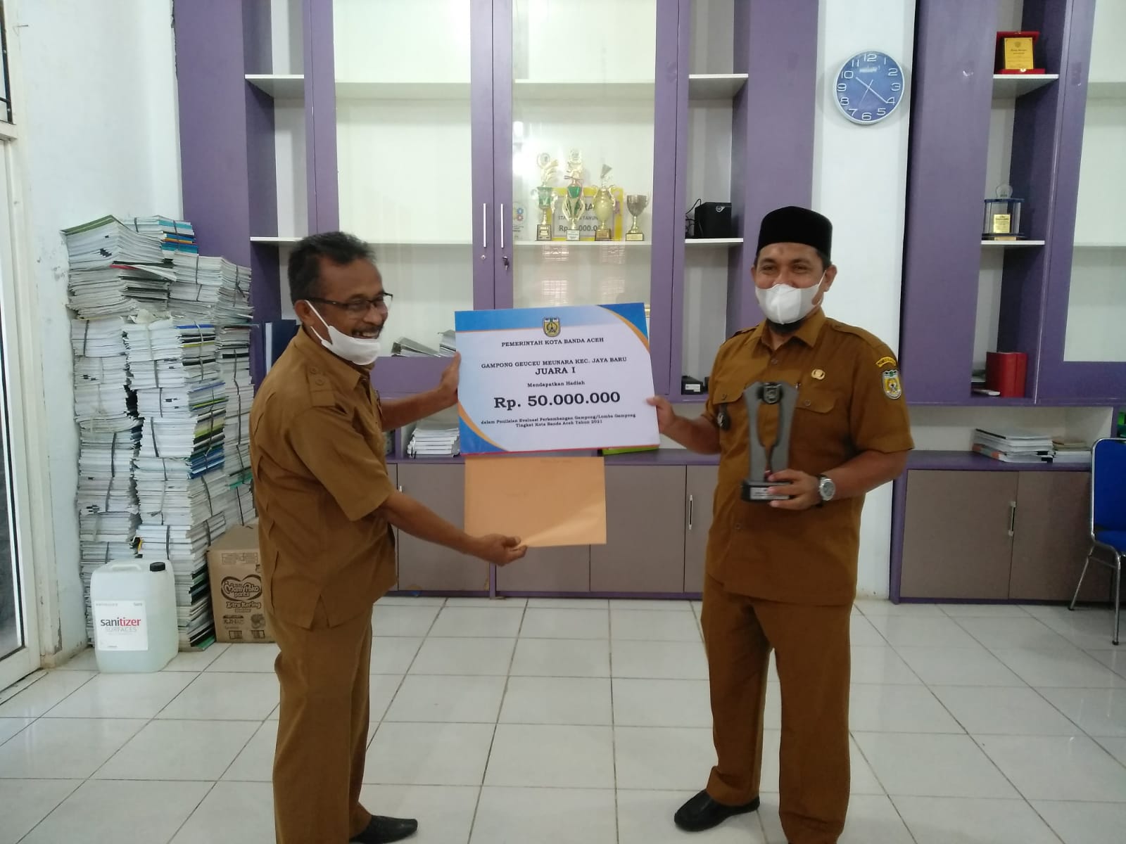 Kadis DPMG Kota Banda Aceh Menyerahkan Hadiah Lomba Gampong kepada Keuchik Geuceu Meunara, Senin (13/9/2021) Kadis DPMG Kota Banda Aceh Menyerahkan Hadiah Lomba Gampong kepada Keuchik Geuceu Meunara, Senin (13/9/2021)