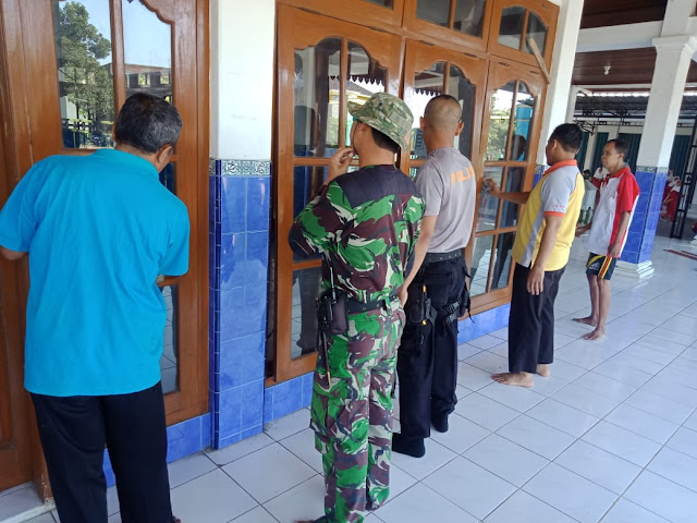 Bersih-bersih Masjid, Cermin Sinergitas Koramil Kalijambe , Polsek Dan Masyarakat Bersih-bersih Masjid, Cermin Sinergitas Koramil Kalijambe , Polsek Dan Masyarakat