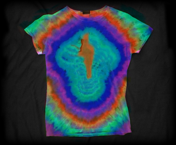 FUN KID CRAFT:  Make tie dye t-shirts that glow in the dark! (This is SO COOL!)
