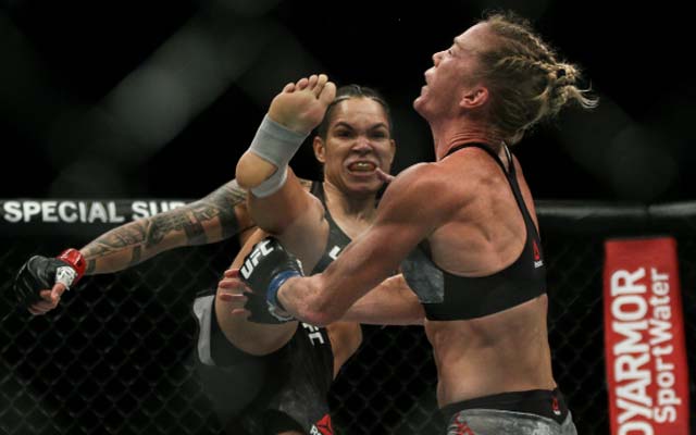 Baiana Amanda Nunes nocauteia Holly Holm e faz história no UFC