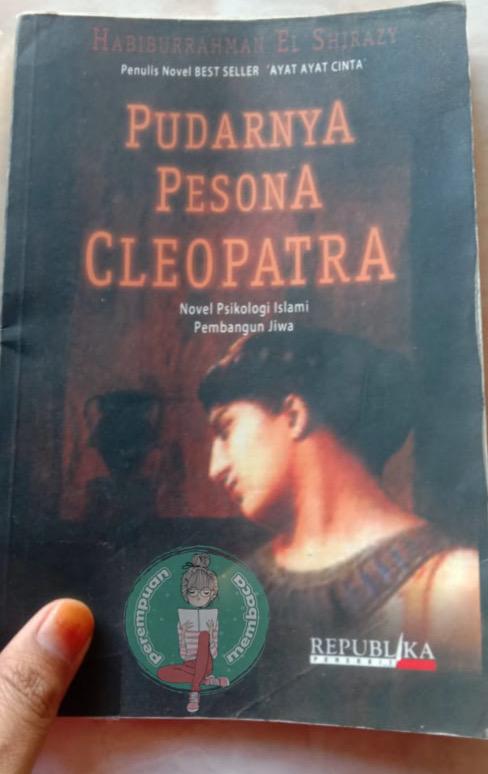 Resensi Buku Pudarnya Pesona Cleopatra Habiburrahman El Shirazy Perempuan Membaca