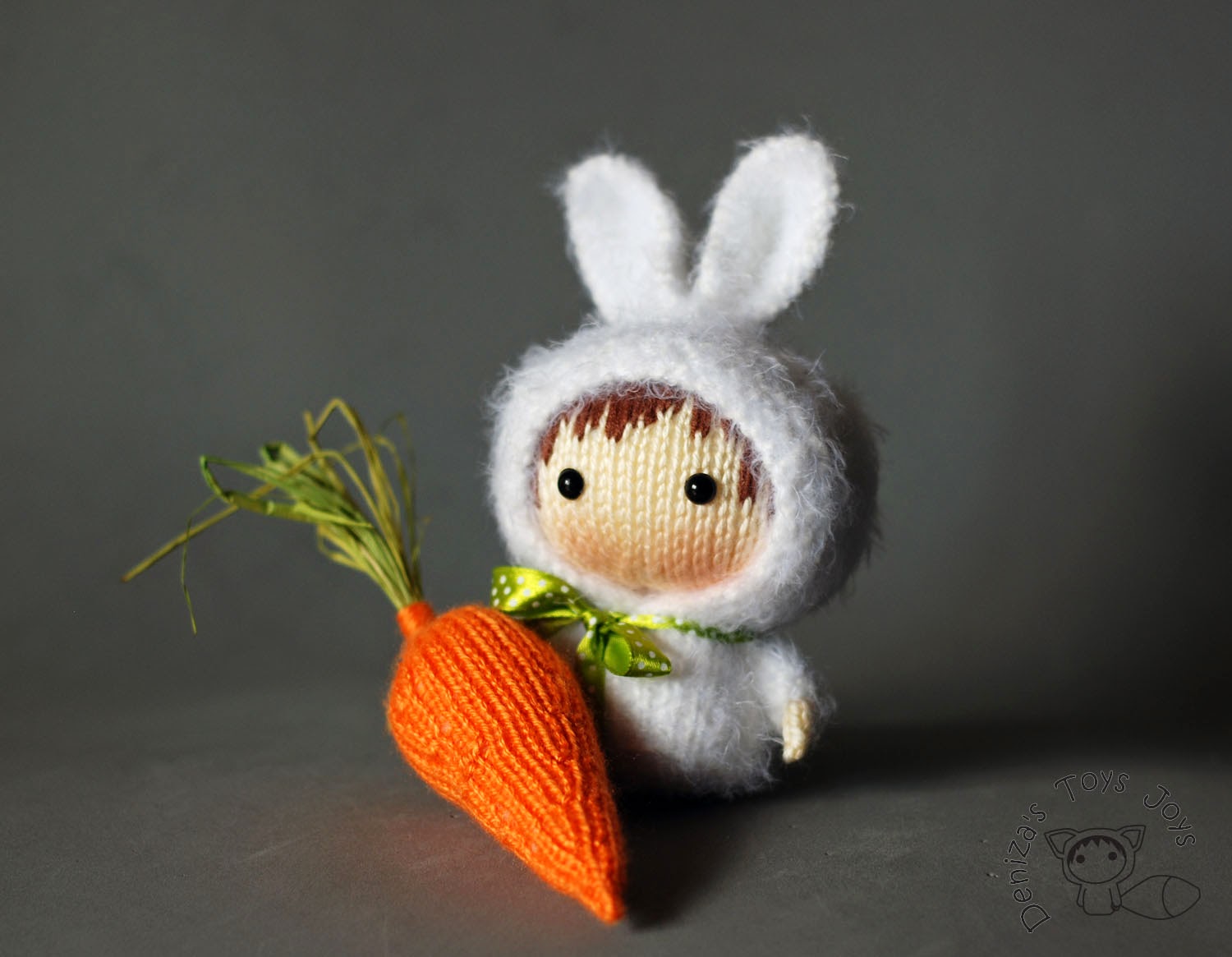 Зайчик морковь. Заяц с морковкой. Зайчик с морковкой. Заяц с морковкой крючком. Зайка с морковкой.