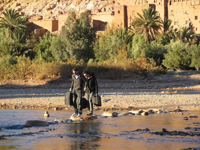 Turistas cruzando el río en la Kasbah Aid Ben Haddou