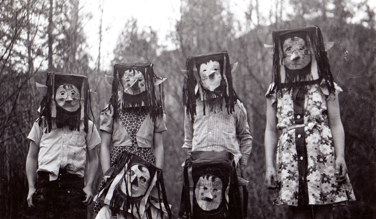22 Haunting Vintage Halloween Photographs Before the 1950s ~ Vintage