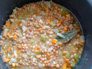 Cocinando lentejas con verduras