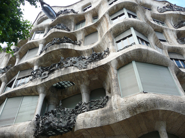 Дом Мила (Casa Mila) по проекту Антонио Гауди в Барселоне