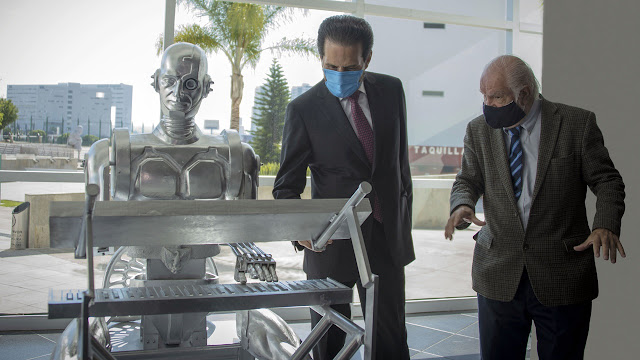 BUAP develó escultura a Don Cuco “El Guapo”, primer robot mexicano con inteligencia artificial