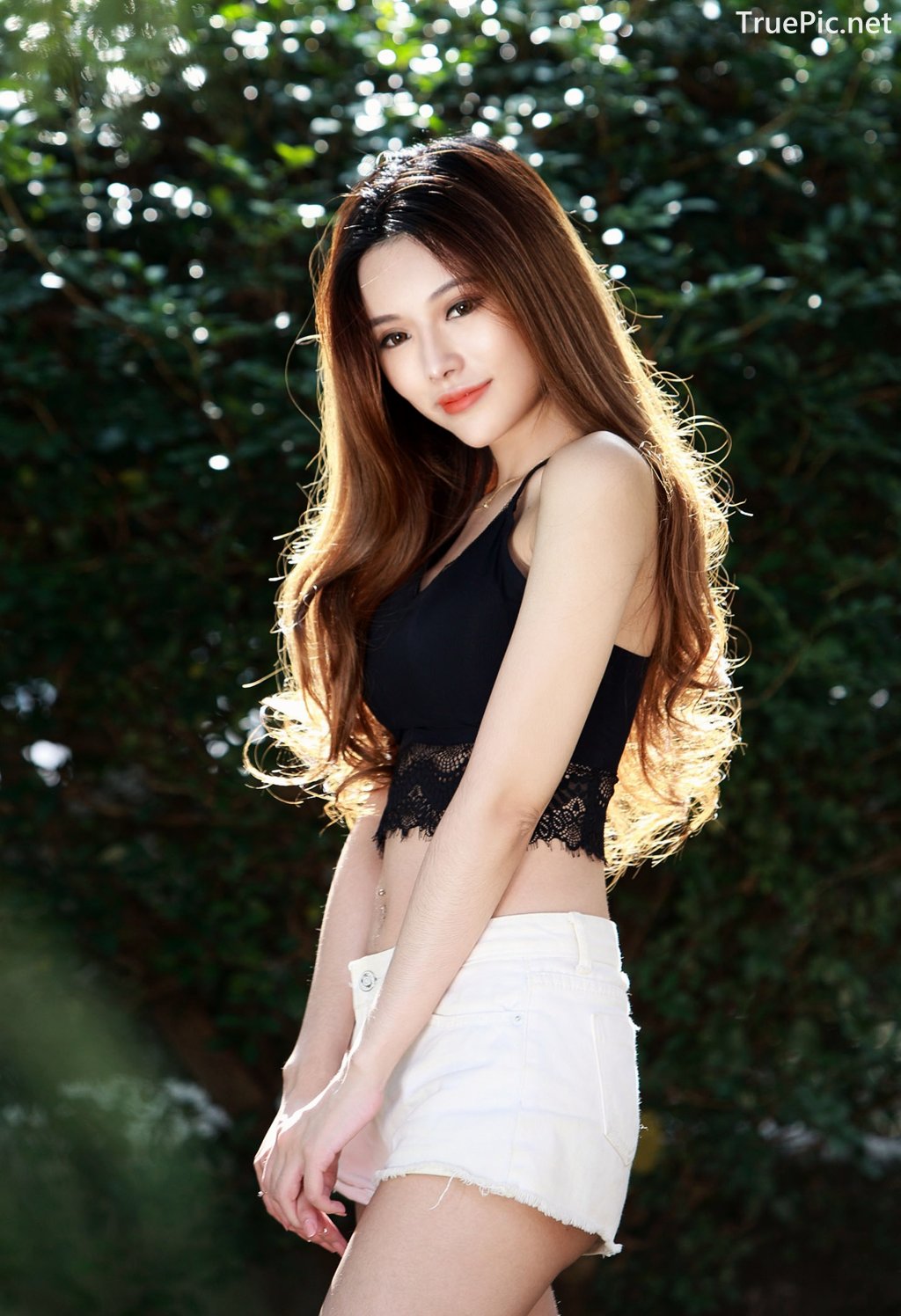 Image-Taiwanese-Model–莊舒潔–Hot-White-Short-Pants-and-Black-Crop-Top-TruePic.net- Picture-46