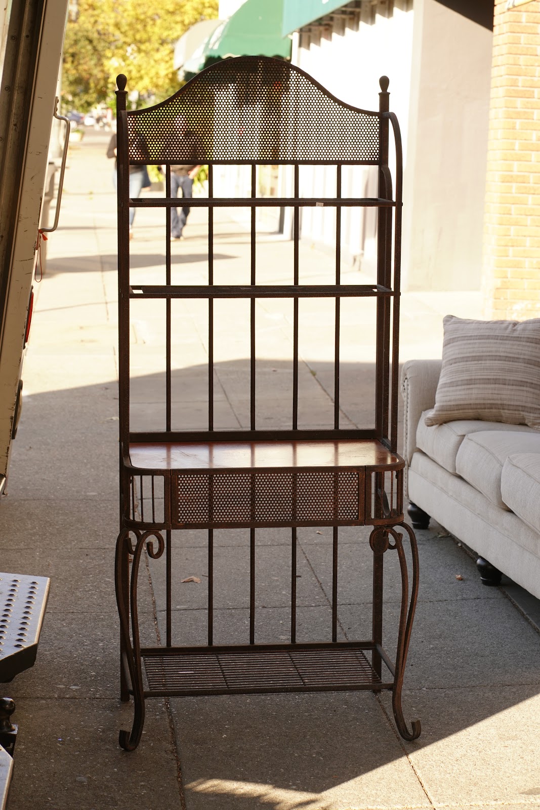 UHURU FURNITURE & COLLECTIBLES **SOLD** 34131 Victorian Style 20" x