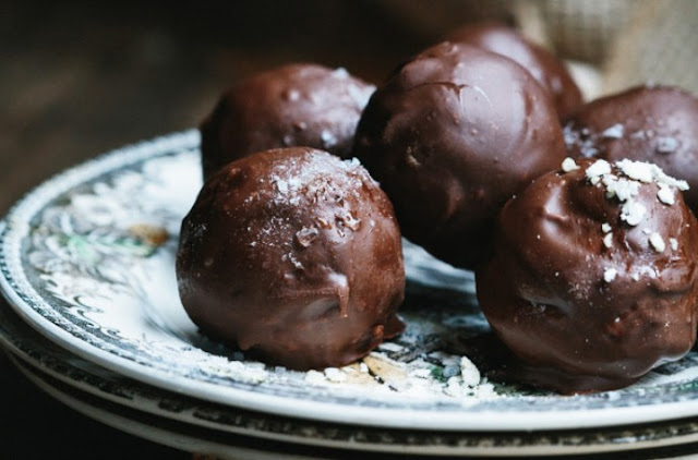 Salted Caramel Fudge Truffles #desserts #chocolate