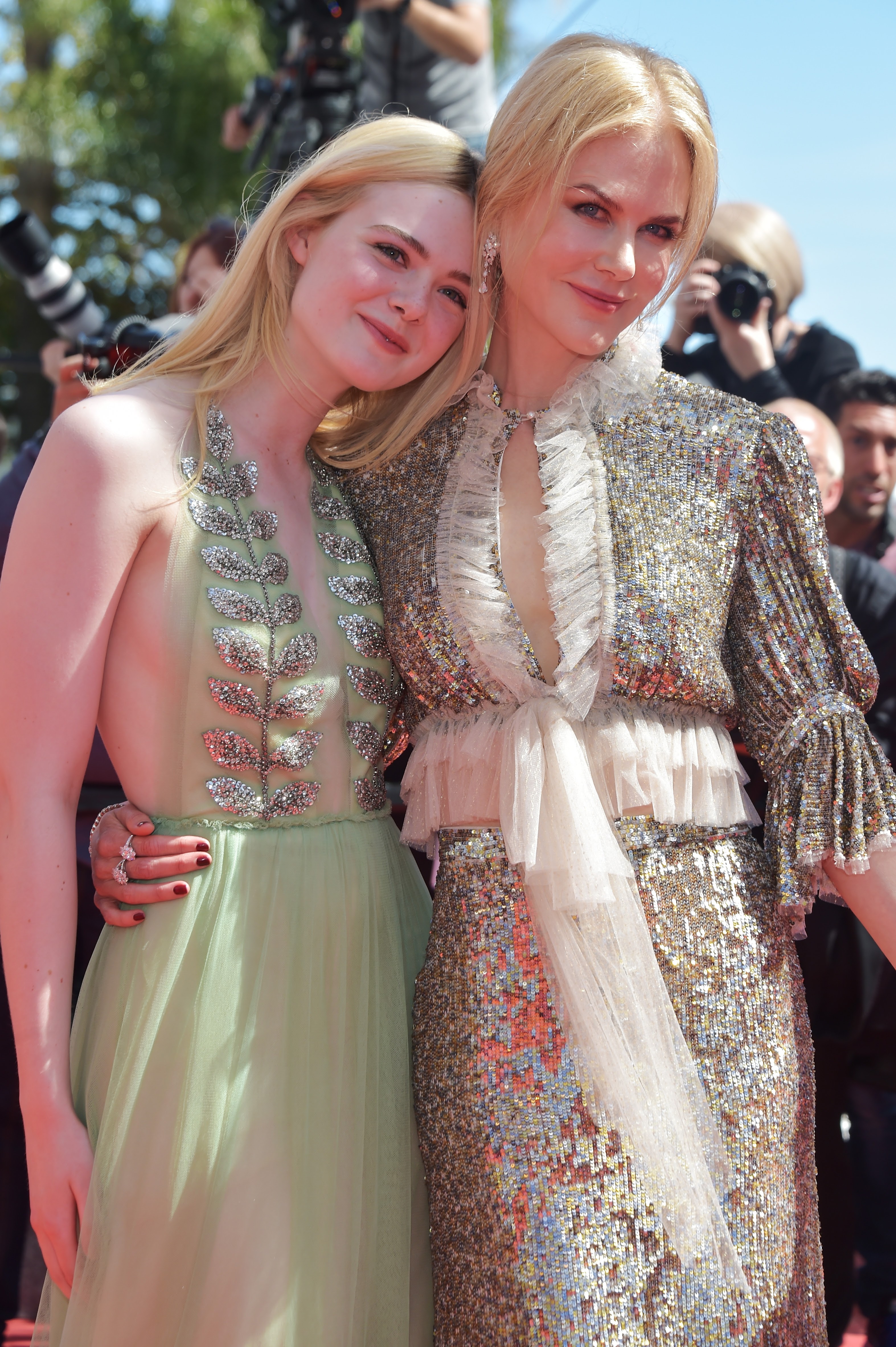 Elle Fanning Nicole Kidman On The Red Carpet Of How To Talk To Girls At Parties 第70回カンヌ映画祭のsf青春 パンク ロック映画 ハウ トゥ トーク トゥ ガールズ アット パーティーズ のプレミア上映のエルたんとニコール キッドマン Cia