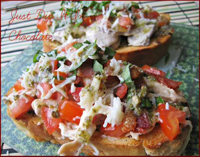 Alfredo and Pesto Chicken Bruschetta Recipe, this Italian classic appetizer is made with leftover chicken and bread. Enjoy an entire new meal by adding a few fresh ingredients and Bacon