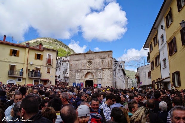 Cocullo, pienone davanti alla chiesa di Santa Maria delle Grazie Cocullo, pienone davanti alla chiesa di Santa Maria delle Grazie