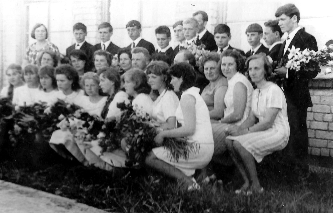 Valles 8-gadīgās skolas izlaidums ar skolotājiem 1960-tie gadi