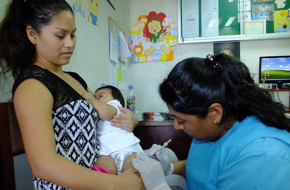 Resultado de imagen para vacunando a niÃ±os