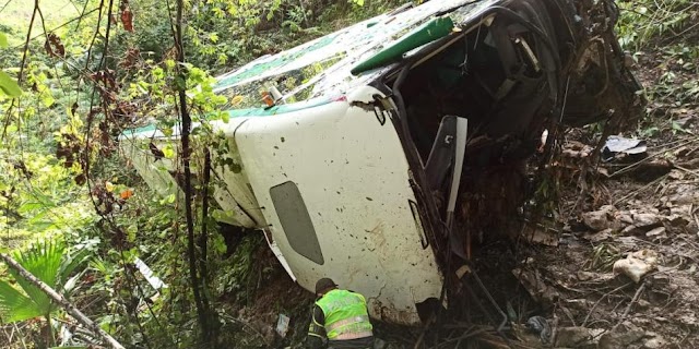 En grave accidente, bus con 24 personas cae a abismo de 100 metros